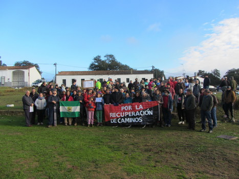 Movilizan a más de 200 personas contra la usurpación de un camino público en Almonaster - Diario de Huelva | Noticias sobre Caminos Públicos | Scoop.it