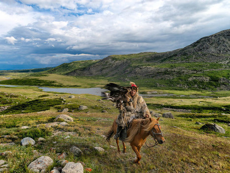 L&rsquo;image de la semaine : un cavalier kazakh et son fid&egrave;le aigle chassent ensemble sur les plaines mongoles | Cheval et Nature | Scoop.it