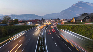 Plus d'un Français sur cinq jette ses déchets par la fenêtre de sa voiture, selon une étude de Vinci Autoroutes | Veille territoriale AURH | Scoop.it