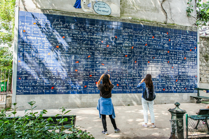 Avant les JO de Paris 2024, le mur des je t'aime retrouve sa beauté d'antan | Actu Paris | Mon Paris à moi ! | Scoop.it