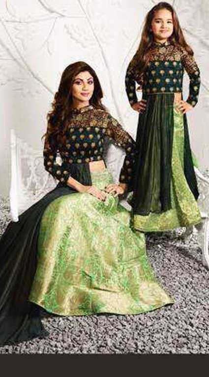 mom and daughter lehenga