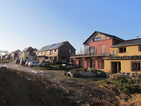 Une maison paille et bois en éco-hameau pour 230 000 euros, toilettes sèches et poulailler inclus | Build Green, pour un habitat écologique | Scoop.it