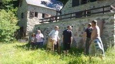 Elle offre deux bergeries à la communauté d'Emmaüs - France 3 Midi-Pyrénées | Vallées d'Aure & Louron - Pyrénées | Scoop.it